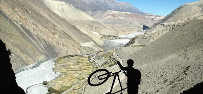 Pogled na dolino Kali Gandaki, po kateri trekamo ali kolesarimo