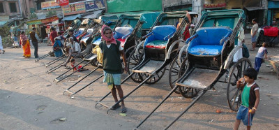 Peš-rikšarji čakajo na stranke v Kalkuti