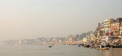 Obredni gati ob Gangesu, kjer se dogaja jutranja puja, Varanasi