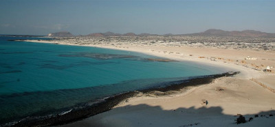 Hipi plaža z vulkani v ozadju, Bir Ali