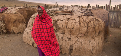 Masai v svoji tipični vasi, bomi