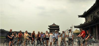 S kolesi zdrvimo po obzidju okrog Xi'ana