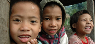 Otroci iz ene od manjših vasi na poti