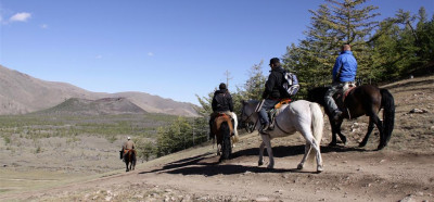 S konji od Belega jezera do vulkana Khorgo