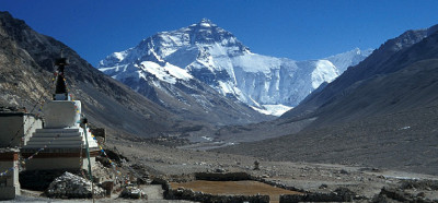 Severna stena Everesta, s samostan Ronbuk