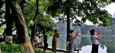 Ob jutranjem svitu lahko tai chijate z domačini v Hanoiju