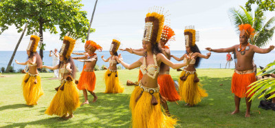 Hula plesalke si ogledamo na luau- tradicionalni  havajski večerji