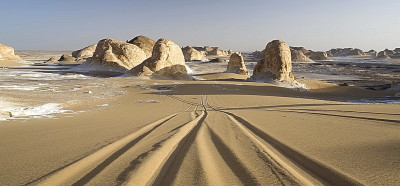 Skozi zahodne puščave se vozimo z jeepi, vhod v Belo puščavo