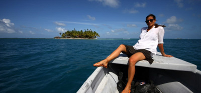 Proti samotnemu otoku na otočju Pearl Cays...