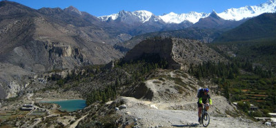 S kolesom gremo tudi po prepovedanem Mustangu in po ozkih poteh po hribčkih nad Kali Gandakijem
