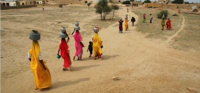 Male vasi in ljudje v predelu puščave Tar, Rajastan