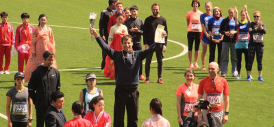 Zmagovalec maratona 2017, naš potnik Aleš Debeljak, ki je pred 50.000 gledalci prejel priznanje
