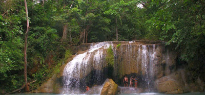 Prekrasni slapovi in turkizni tolmuni parka Erawan