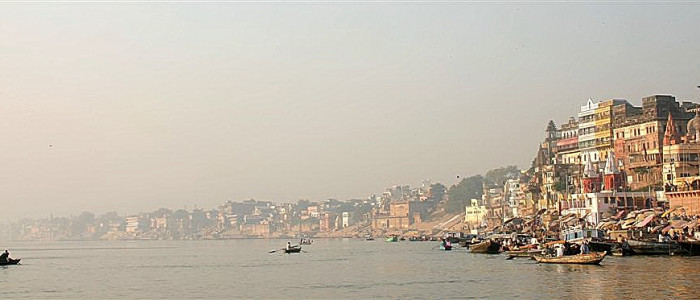 -Obredni gati ob Gangesu, kjer se dogaja jutranja puja, Varanasi