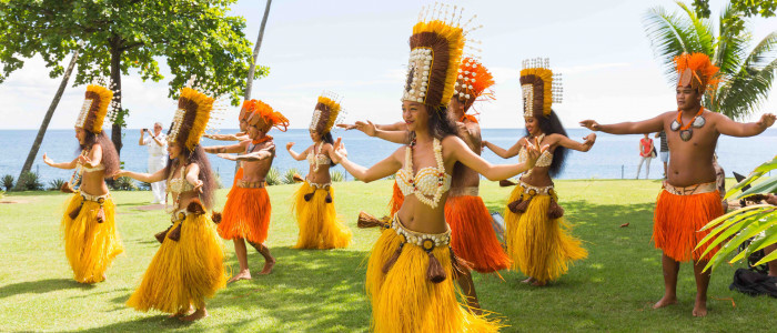 -Hula plesalke si ogledamo na luau- tradicionalni  havajski večerji