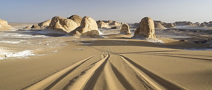 -Skozi zahodne puščave se vozimo z jeepi, vhod v Belo puščavo